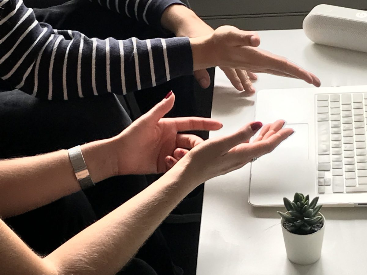Deux personnes devant un ordinateur