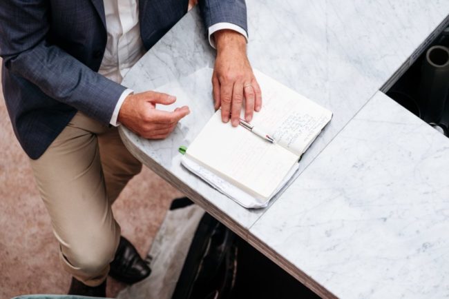 Homme qui écrit Homme qui écrit