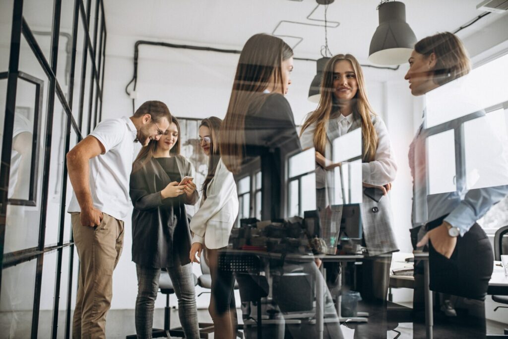 groupe personnes preparant plan affaires dans bureau 1303 15873